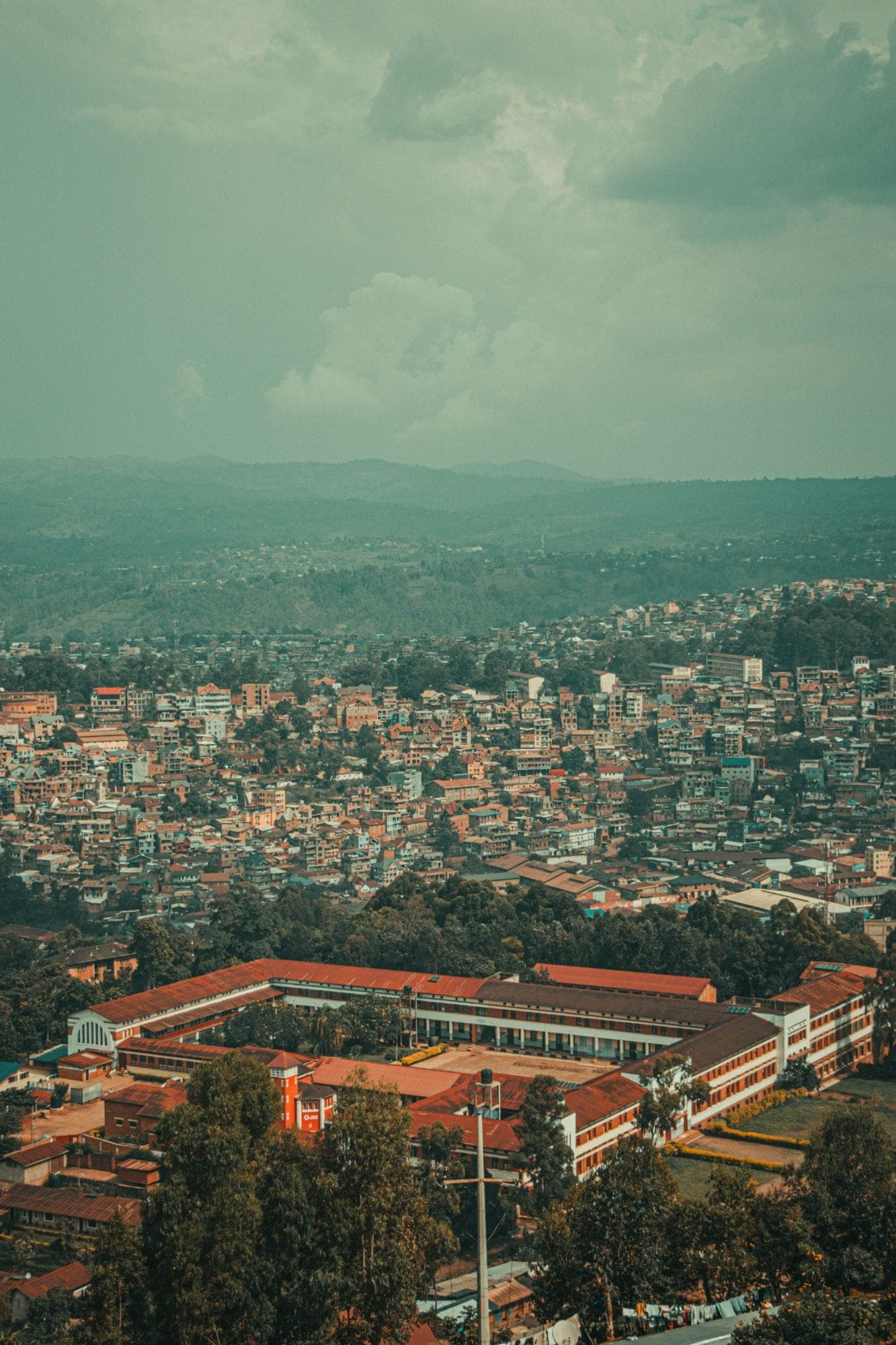 Vue aérienne d'une ville de la République démocratique du Congo (Bukavu)